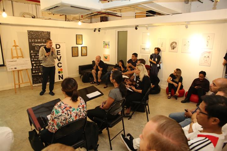 A participant presents his group’s pitch before the AngelHack Manila audience. Smart backs seamless innovations at AngelHack Manila 2018
