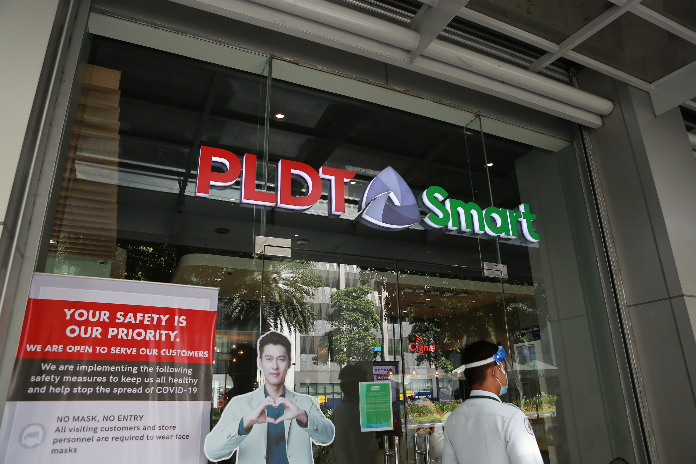 PLDT, Smart assure customers continued service in stores, online amid surge