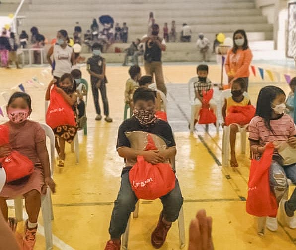 Vaccinated kids in Camotes receive happy bags from Smart 