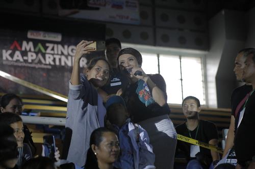 A Smart Load seller takes a selfie with performer and event host Donita Nose during the retailers convention at Albay Astrodome. ‘Load’ sellers, P1M winners