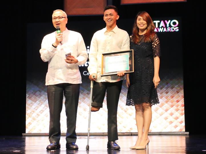 Arombo receives the award for PADS from Smart’s Ramon R. Isberto and Stephanie Orlino. Group empowering PWDs wins Smart award