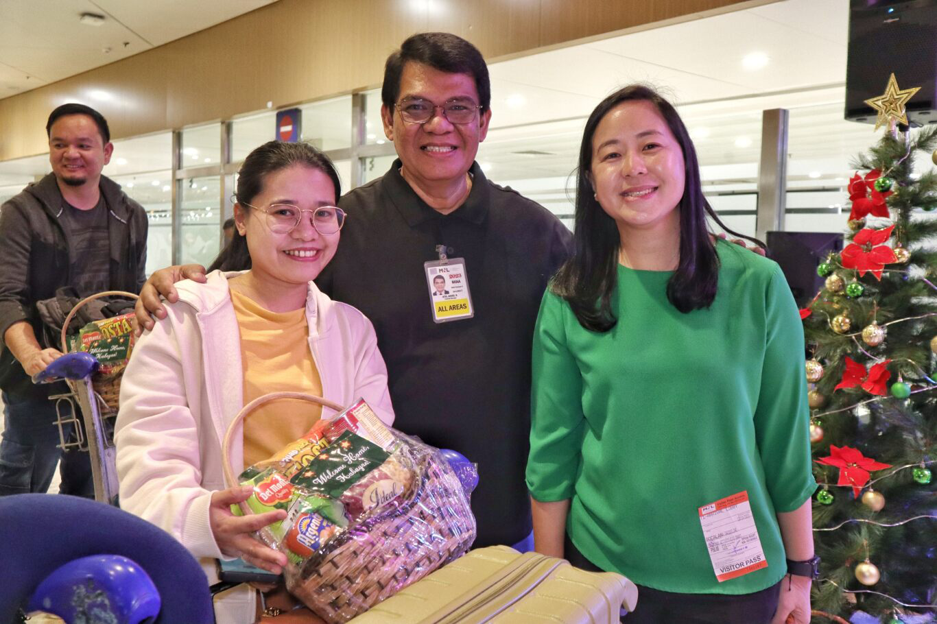 Balikbayans experience extraordinary homecoming at NAIA with Smart, MIAA