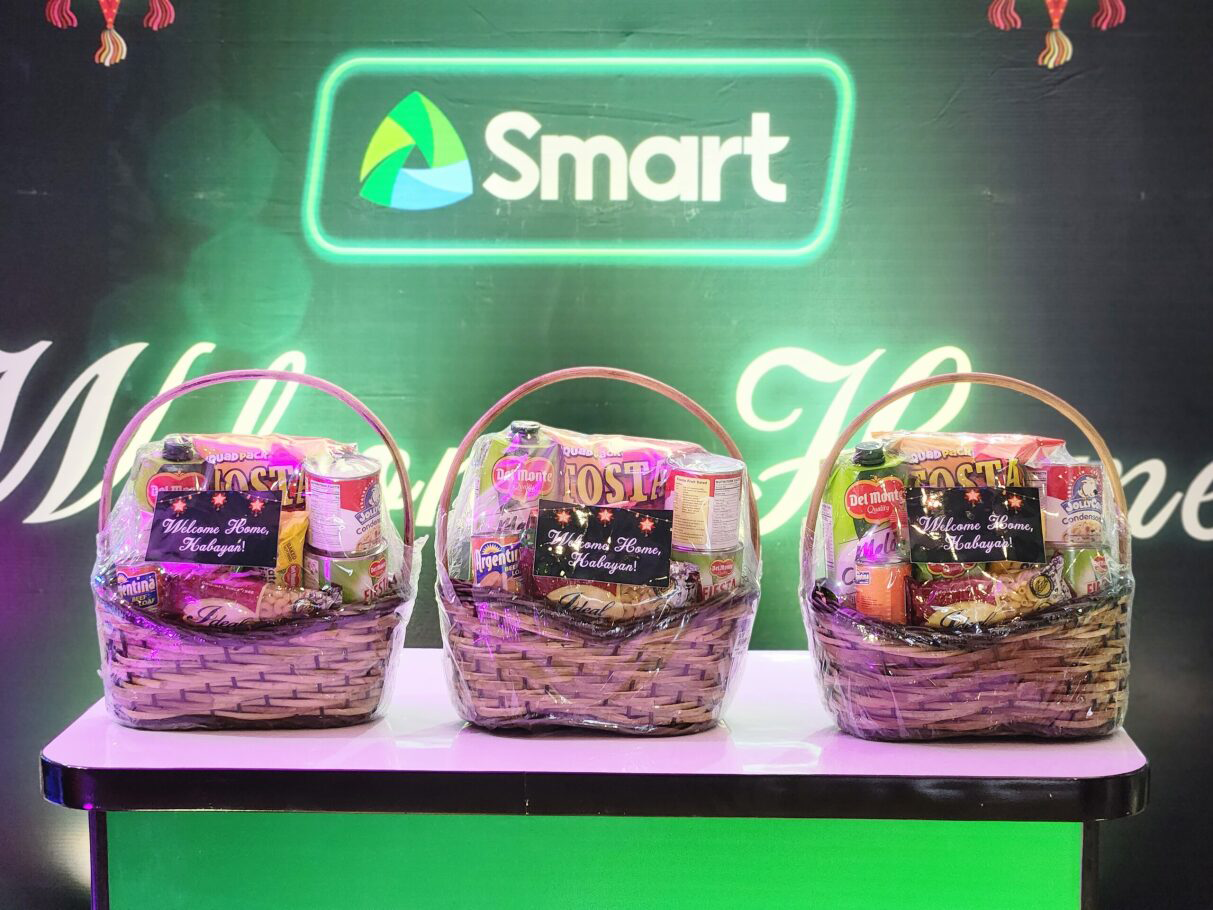 Balikbayans experience extraordinary homecoming at NAIA with Smart, MIAA