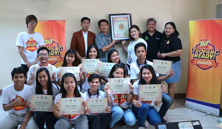 BatStateU students receive their certificates as part of the culminating activity of the Tropang Ready in Action at their campus. In the photo are the student-volunteers and representatives of the university and Smart. Batangas students certified ‘Tropang Ready’ disaster preparedness experts