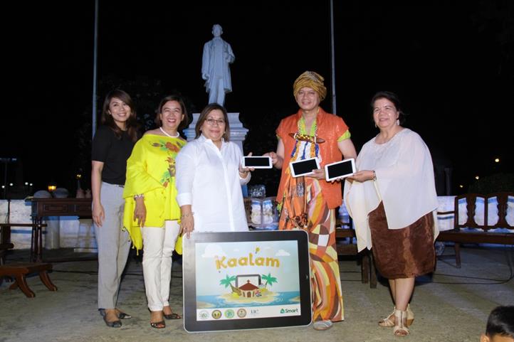 Smart Public Affairs Senior Manager Stephanie Orlino, CTU-Argao Campus Director Dr. Juanita Pinote, Smart Public Affairs Center Head Atty. Jane Paredes, Argao Mayor Stanley Caminero, and DepEd Regional Director for Region 7 Dr. Juliet Jeruta Cebuanos urged to download Kaalam app