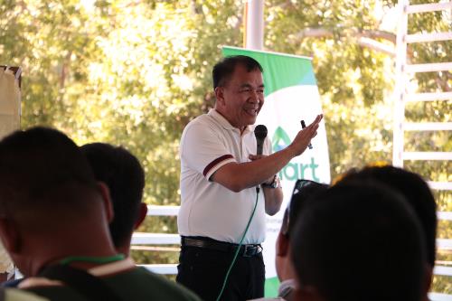 Dr. Cedric Daep shares his knowledge on hazards and disaster preparedness to the participants. Negros Oriental, Leyte residents boost disaster preparedness