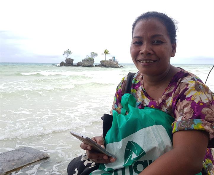 Fatima Tamboon is one of the recipients of grocery items during the gift-giving activity led by Smart and PSF on Boracay Island. Smart, PSF, AKFI lead ‘Alay sa Boracay’ gift-giving program
