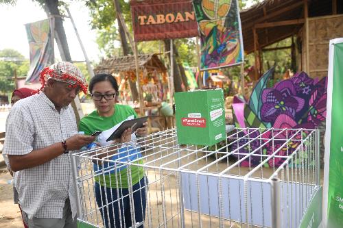Kadayawan revelers, Smart join hands to save the environment Kadayawan revelers, Smart join hands to save the environment