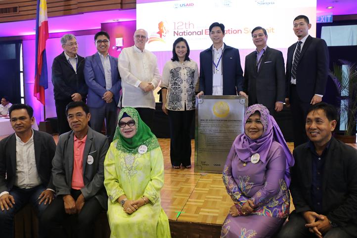 Mayor Jimuel Que (3rd from right) receives the Seal from VP Leni Robredo. Mindanao LGUs bank on education to reduce poverty