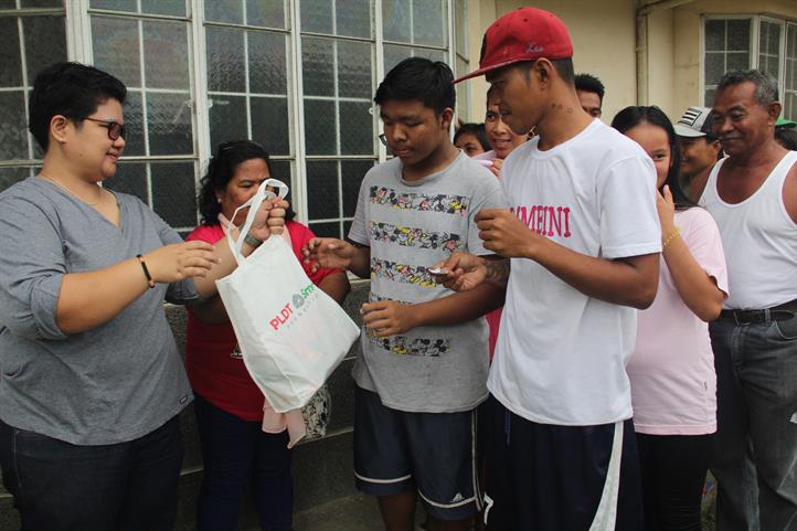 Mindoro residents receive relief assistance Mindoro residents receive relief assistance