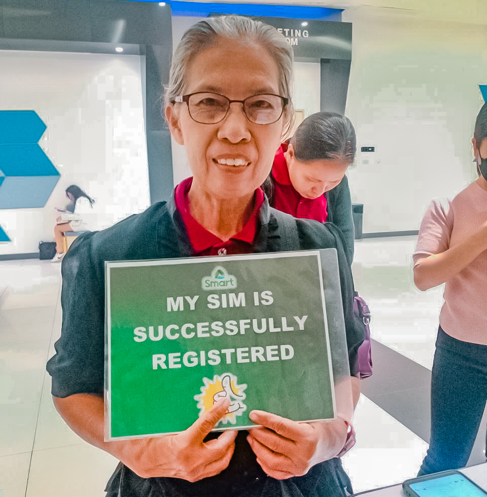 NegOcc’s senior citizens register SIMs with help from Smart, TNT, DICT