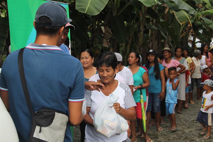 Oriental Mindoro residents receive relief packages from employees of Smart and its provincial distributor. Smart provides communications support, relief aid to ‘Usman’ victims