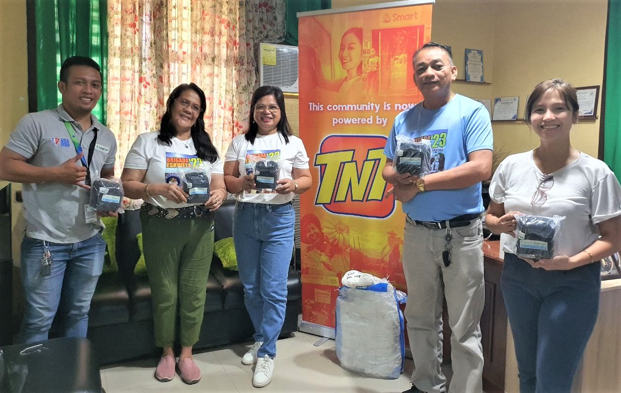 PLDT, Smart empower Mindanaoan communities with Learn Smart Kits 
