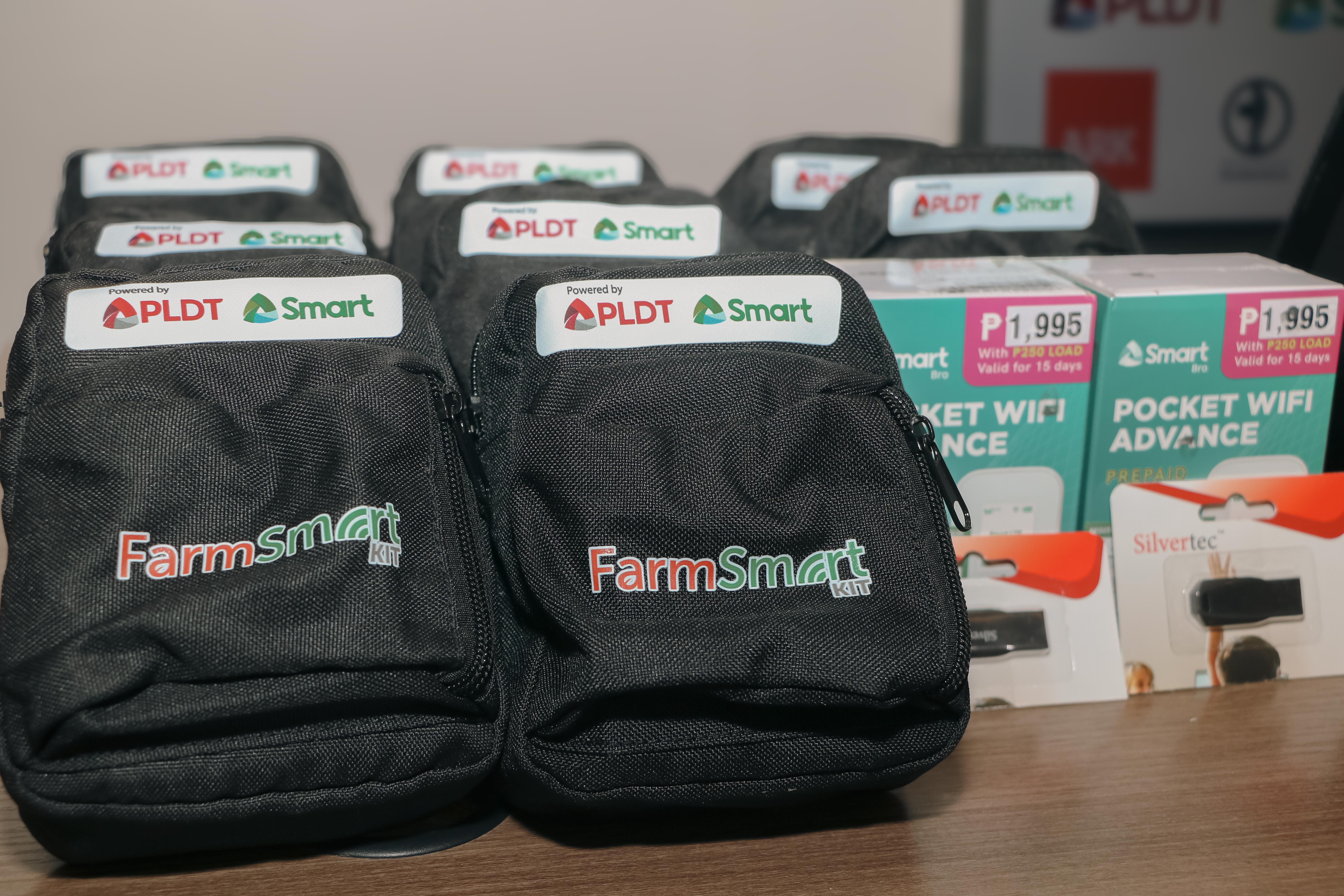 PLDT, Smart enable Inabanga LGU via donation of FarmSmart kits