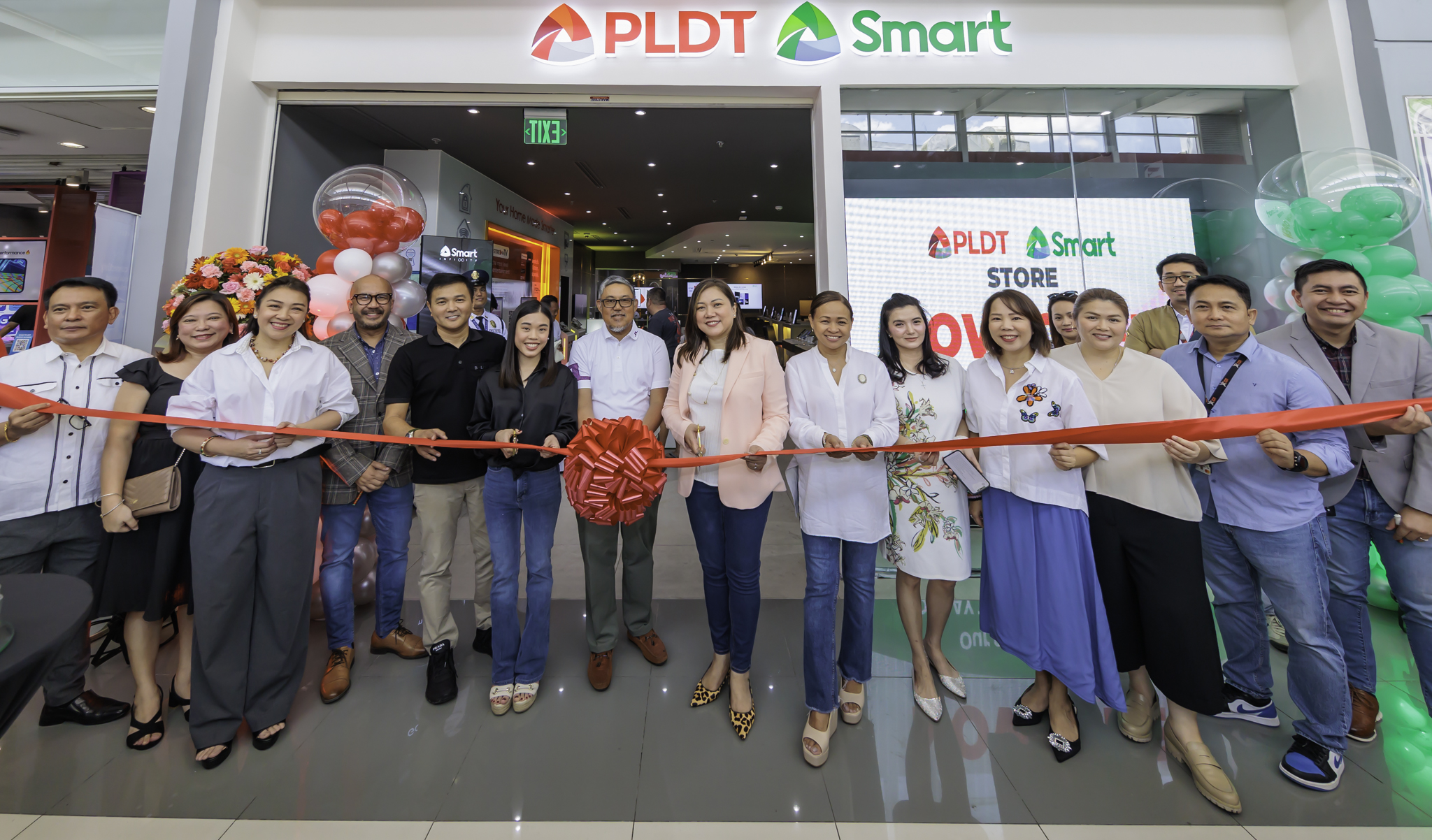 PLDT, Smart unveil new experience hub at SM City Lipa