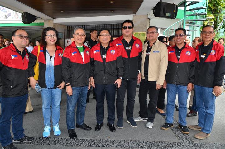 Representatives of MMDA and PLDT-Smart join the #MMShakeDrill, led by MMDA Chair Danilo Lim and General Manager Jojo Garcia, and PLDT-Smart public affairs head Ramon R. Isberto. Smart emergency communications boost MMDA quake drill