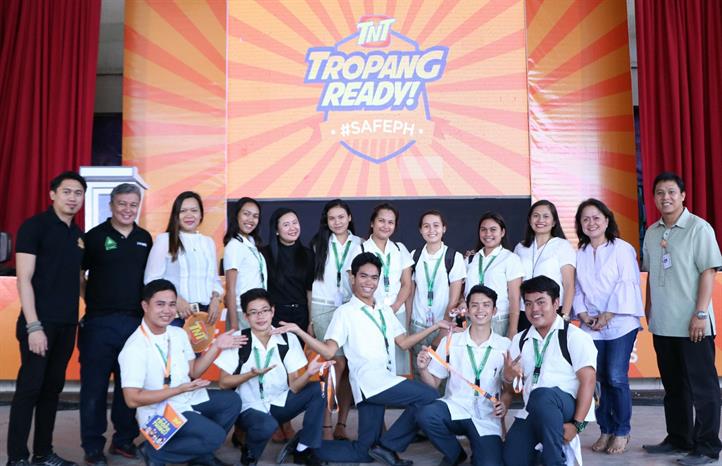 Representatives of Smart join HNU students and school personnel for a photo. Smart taps Bohol youth for disaster preparedness
