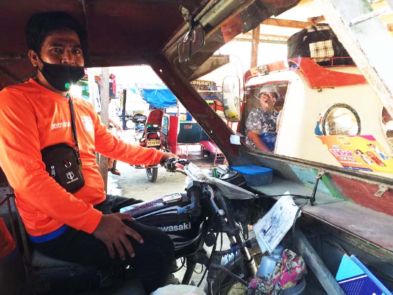 Siargaonon tricycle drivers receive support from Smart, TNT