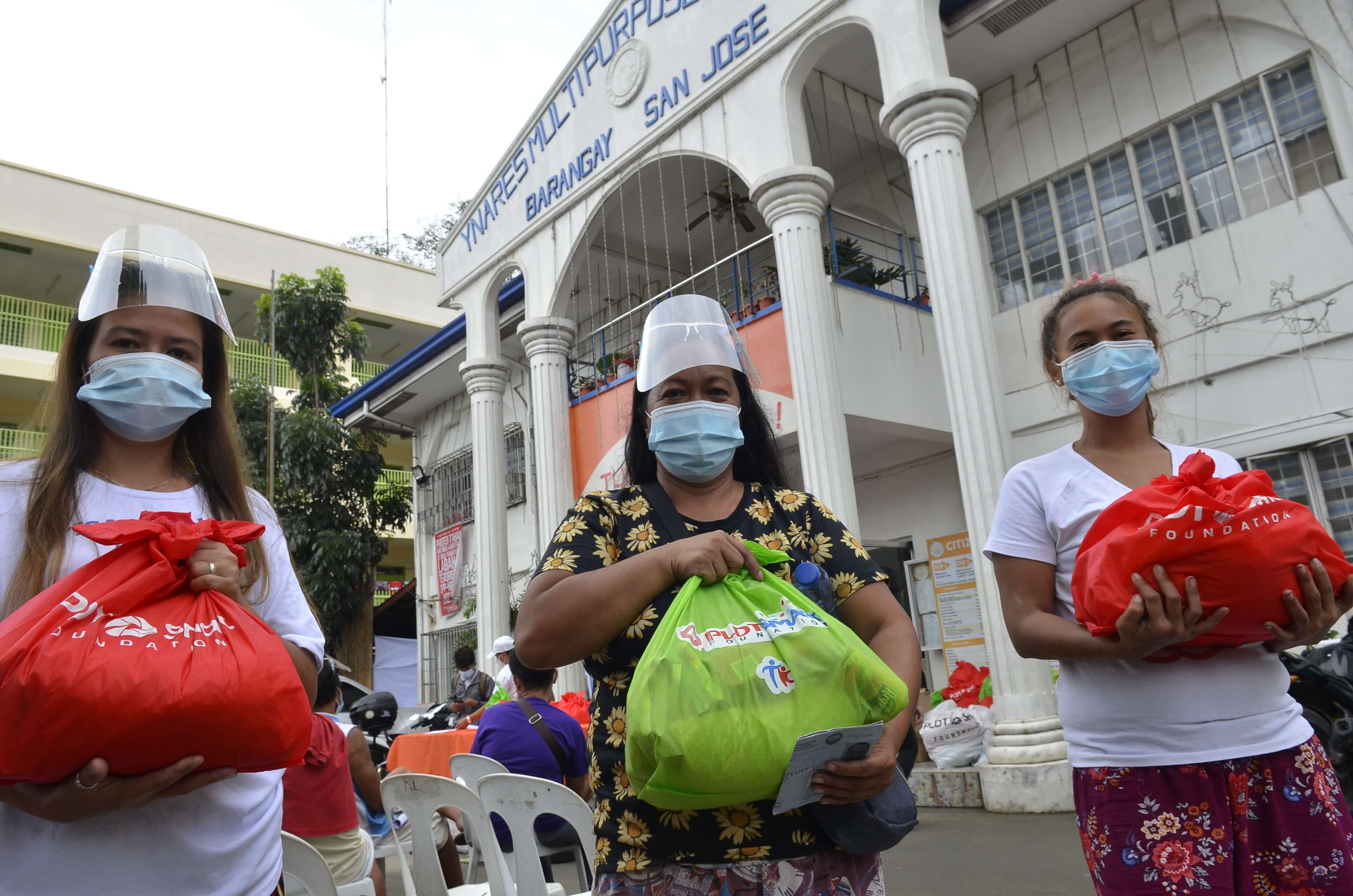 Smart boosts post-typhoon aid with cash-for-work program in Marikina 
