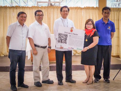 Smart’s Maria Jane Paredes and representatives of the Diocese of Dumaguete led by Bishop Cortes pose for photos. Smart supports celebration of 500 years of Christianity in PH
