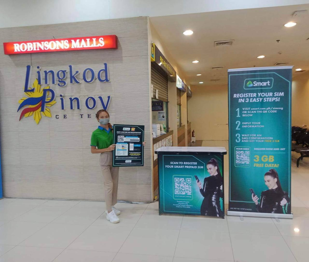 Smart, TNT set up assisted SIM registration sites at Robinsons Malls