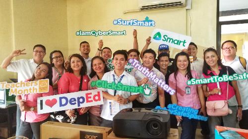 The participants pose for photos during the #CyberSmart Caravan. Smart advocates cybersecurity skills for teachers