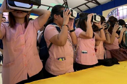 The participants try out a VR game where they need to find items that pose data privacy risk. Smart advocates cybersecurity skills for teachers