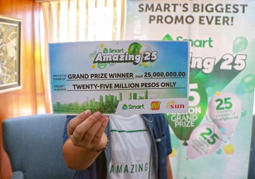 The winner poses with the ceremonial check for P25M during the awarding of the grand prize. ‘Yolanda’ survivor wins P25M