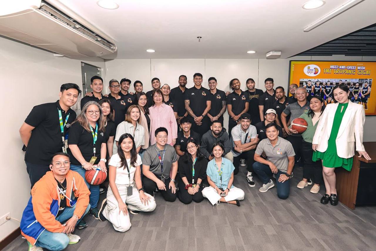 TNT Tropang Giga thrills fans, visits employees at Smart HQ
