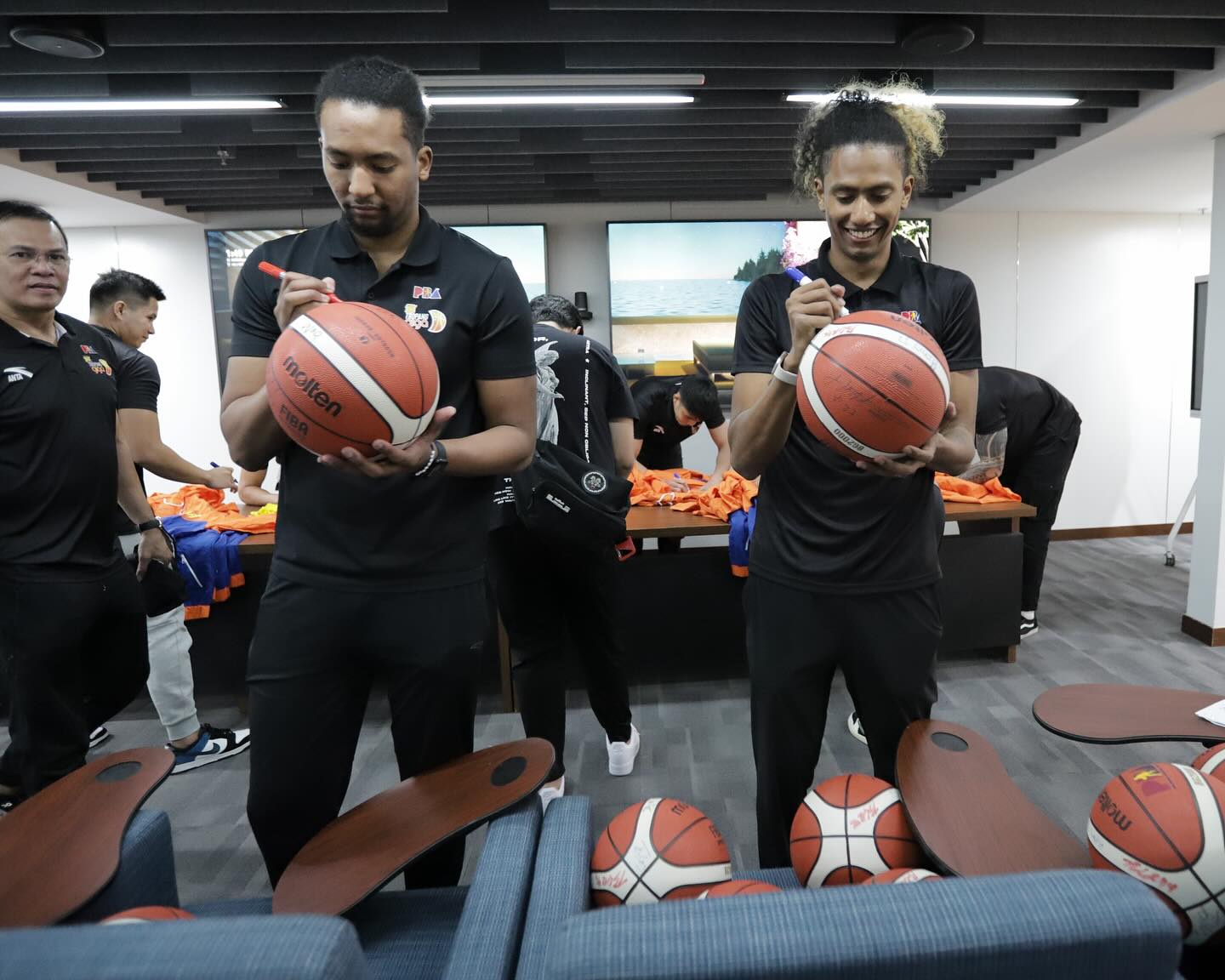 TNT Tropang Giga thrills fans, visits employees at Smart HQ