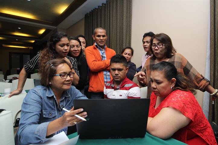 Tourism officers play an online game that required them to answer a series of questions pertaining to ecotourism during the workshop in Cagayan de Oro City. Ecotourism workshop CDO