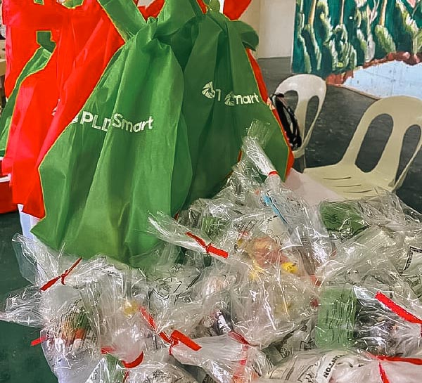 Vaccinated kids in Camotes receive happy bags from Smart 