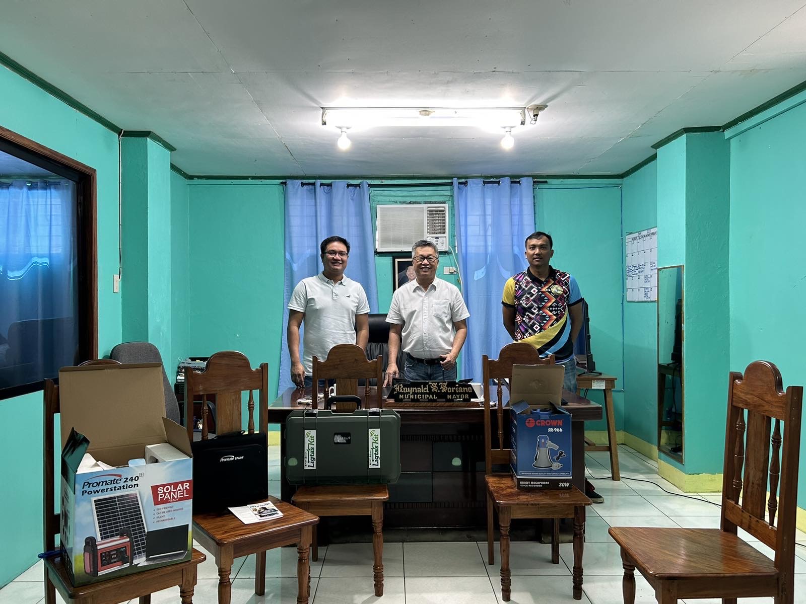 Casiguran Mayor Roy Soriano and DRRMO Chief Engr. Jaimar De Leon personally received the Ligtas Kit from PLDT and Smart Sales team.