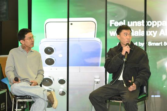 CELEBRITY photographers Dookie Ducay and Andrei Suleik at the Smart Postpaid Series event. CELEBRITY photographers Dookie Ducay and Andrei Suleik at the Smart Postpaid Series event.