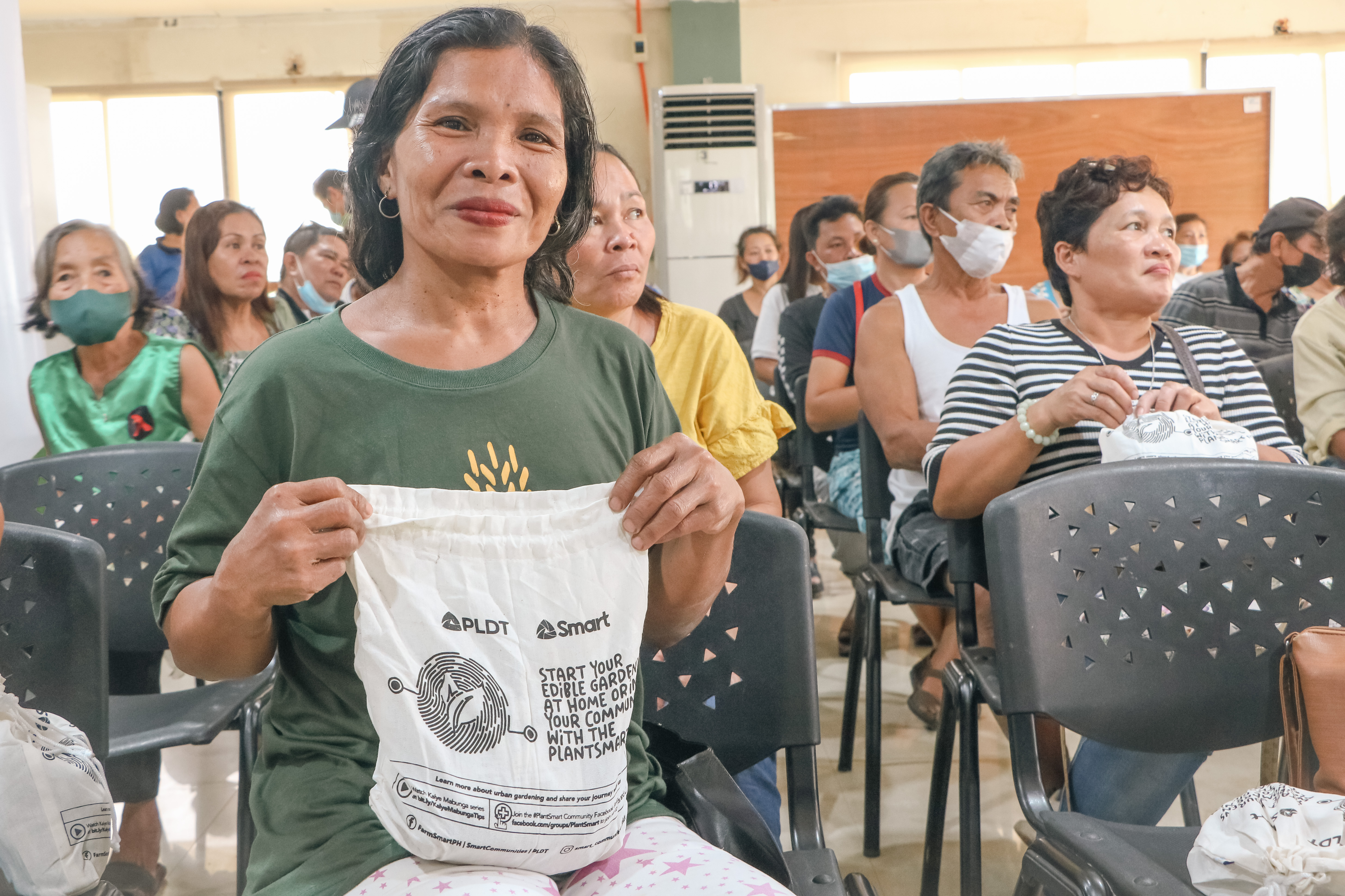 Distribution of PlantSmart kits to farmers and urban gardeners in Ormoc