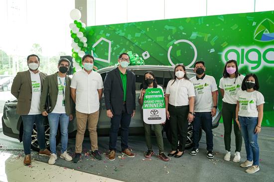 GigaMania Winner with Smart and Toyota Representatives GigaMania Winner with Smart and Toyota Representatives
