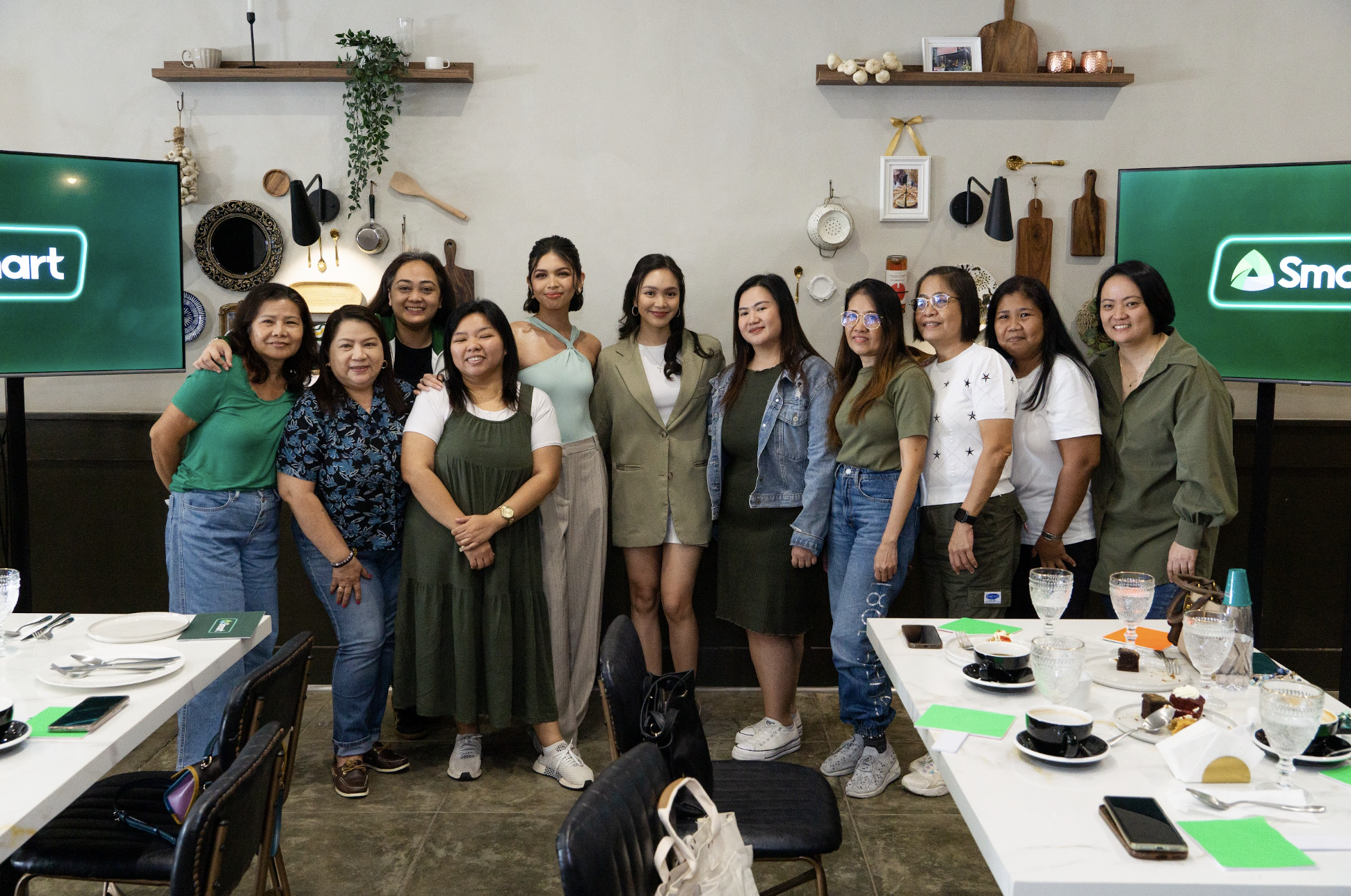 MAINE MENDOZA (5th from left) bonds with her supporters at a recent Smart event.