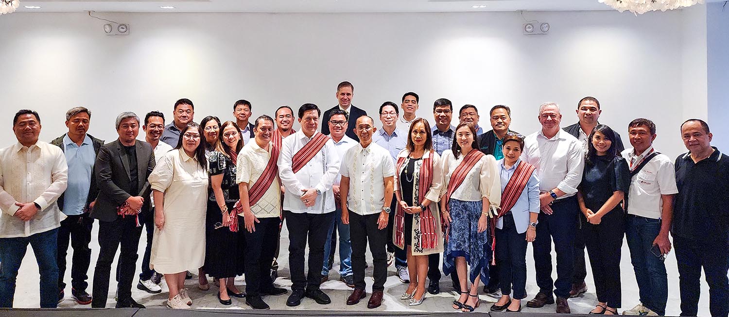 PLDT and Smart executives paid a courtesy visit to Baguio City Mayor Benjamin Magalong to discuss the telco's network expansion to elevate customer experience and better support the connectivity needs of the city