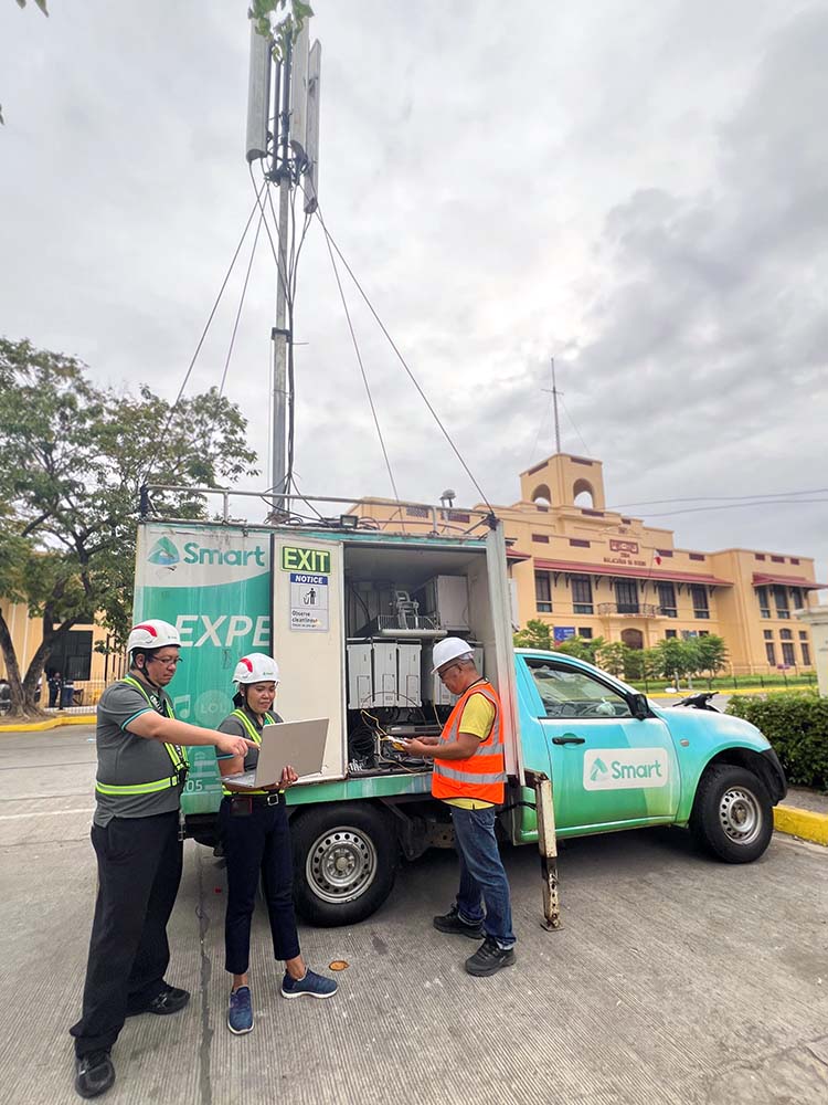 Sinulog 2024 Network team Engineers of Smart Communications, Inc. work tirelessly to maintain seamless communication services during Sinulog Festival.