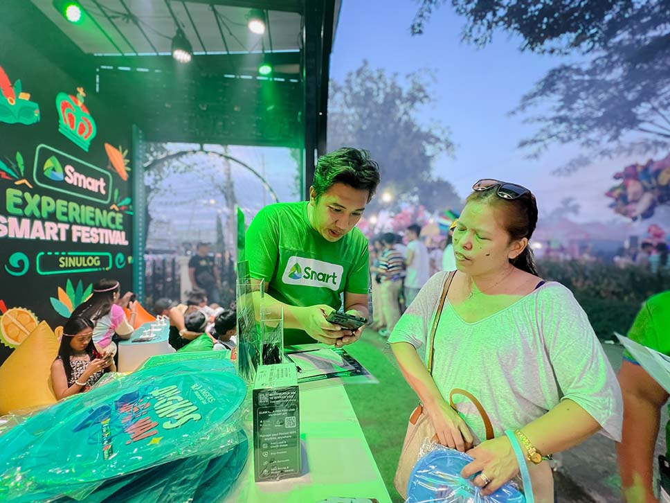 Sinulog Tourist 2 Cebuanos and tourists alike enjoy Smart’s pop-up booth at Plaza Independencia in Cebu, while checking out Smart’s services and promo perks for Sinulog