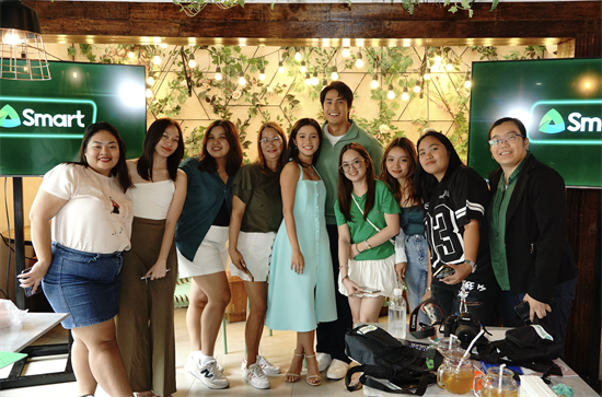SMART brand ambasadors Donny Pangilinan and Belle Mariano spend a fun afternoon with their supporters at recent Smart meet-and-greet event. SMART brand ambasadors Donny Pangilinan and Belle Mariano spend a fun afternoon with their supporters at recent Smart meet-and-greet event.