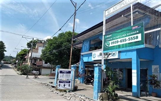 Smart provides banners to help spread information about the hotline