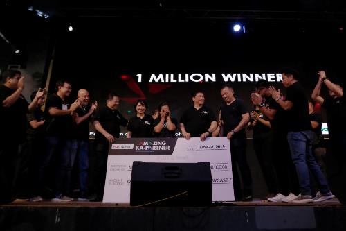 The winner breaks down in tears as she goes on stage to receive the P1 million grand prize at Albay Astrodome. ‘Load’ sellers, P1M winners